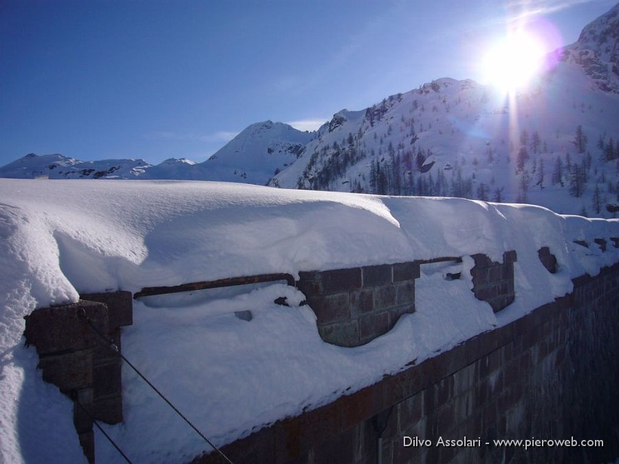 09 Il passaggio della diga ricoperto dalla neve.JPG